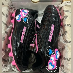 NIB VIZARI soccer cleats 
SHINY RETRO HEARTS size 2.5
Black/Pink